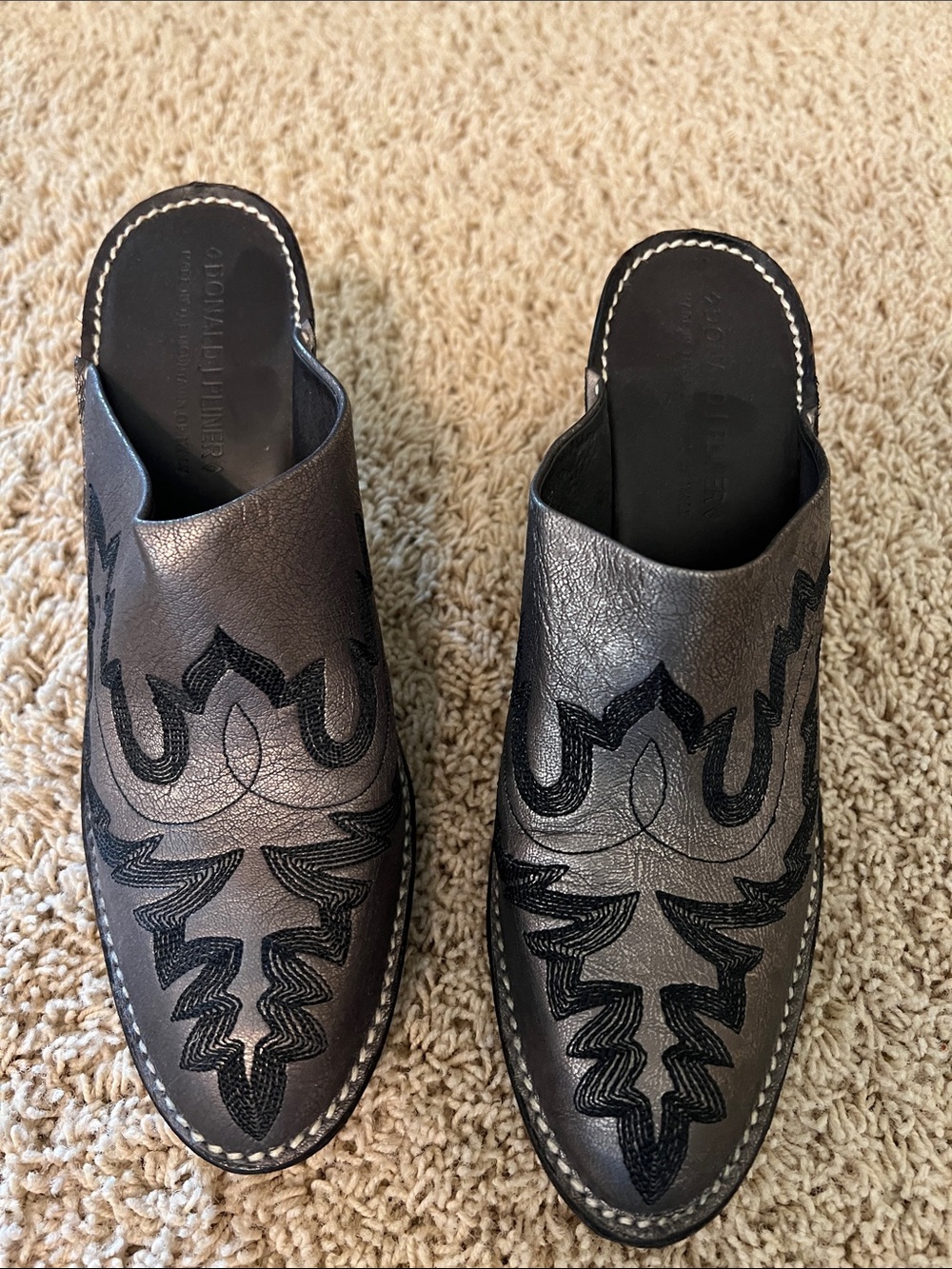 Womebs Donsld J Pliner Slip-On Leather Mules with Embroidered Detail- new